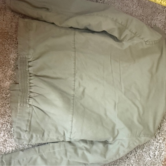 J.Crew khaki/olive green Twill
Jacket with sherpa lining. Size 4
Model 46594 - Picture 7 of 9
